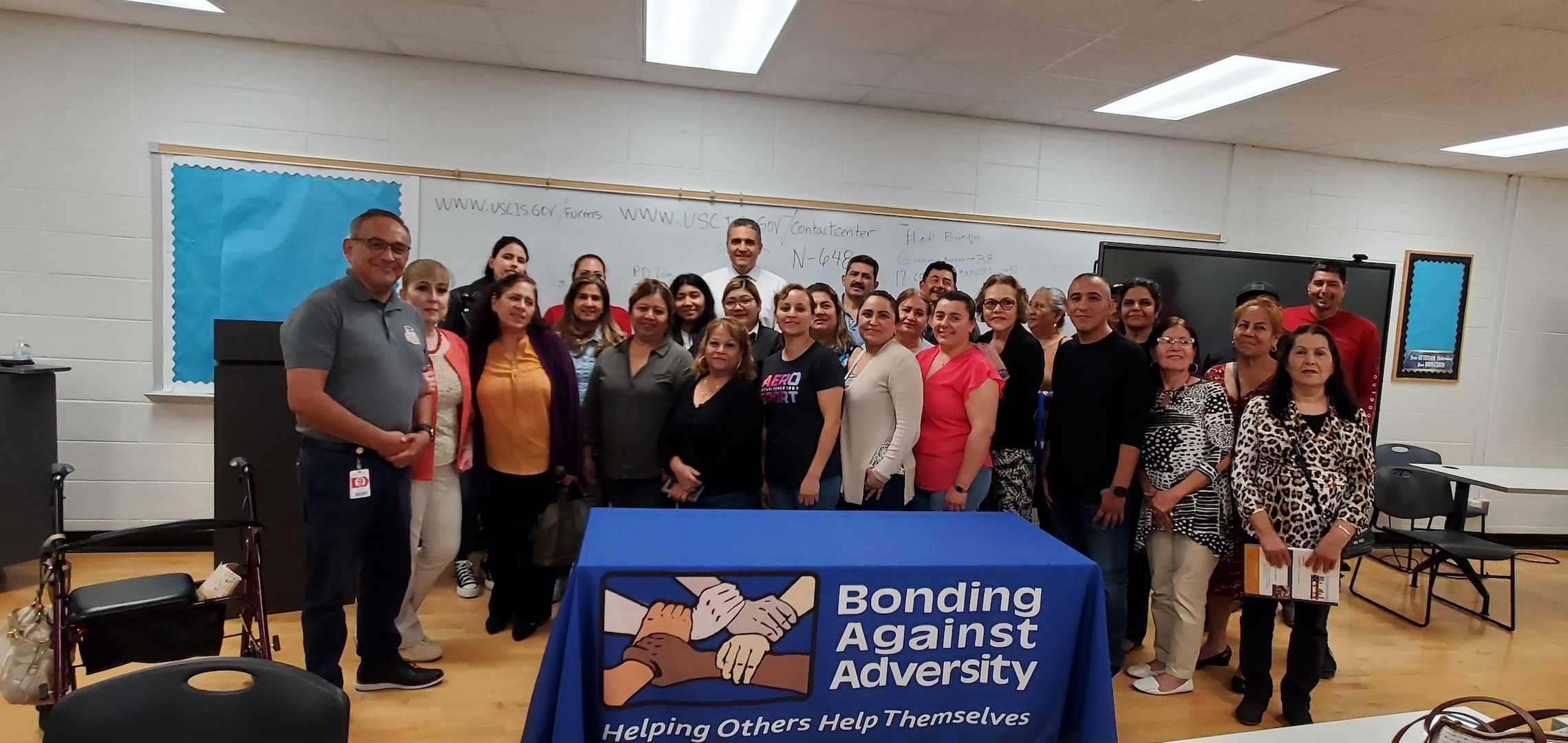 Visita del oficial en el Aldine High School (clase la Promesa) 4-23-24 10 Visita del oficial en el Aldine High School (clase la Promesa) 4-23-24 10
